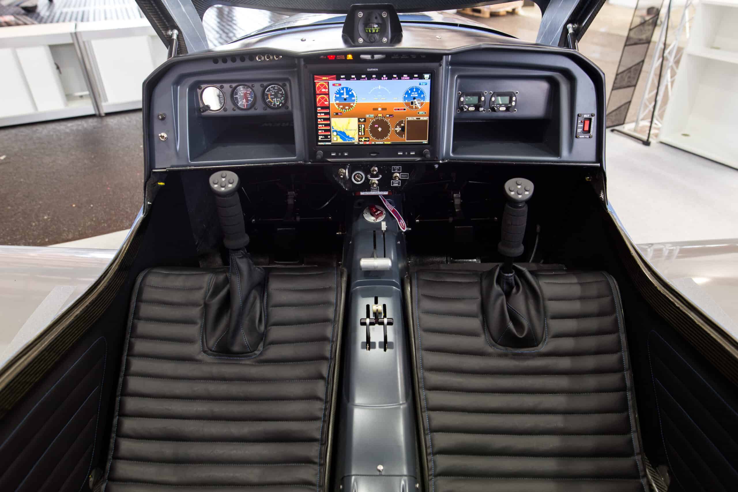 Le cockpit de l'Elixir a été dessiné en collaboration avec des professionnels de l'automobile. Sa simplicité vient du Garmin G3X en position centrale.