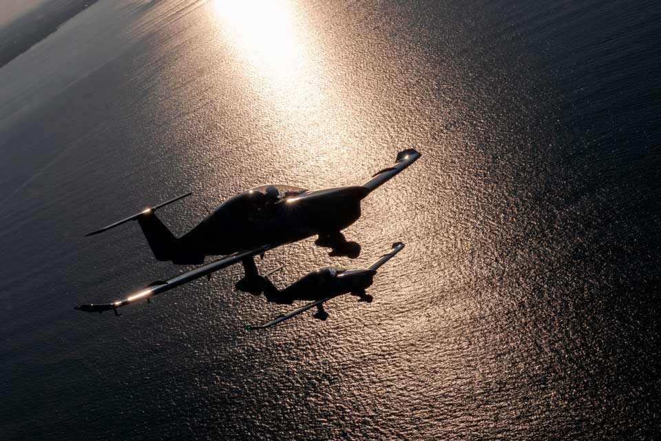 2 avions en patrouille au coucher du soleil