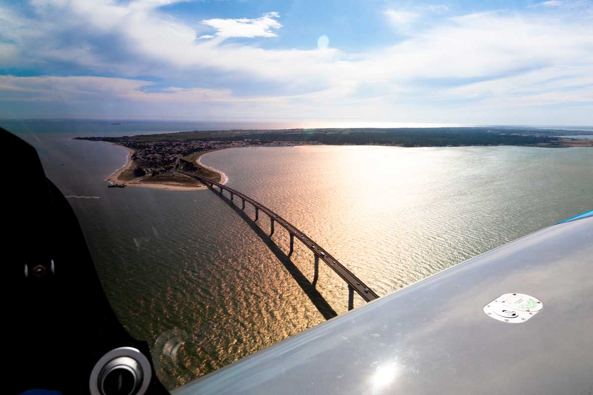 Vue du pont de l'Île de Ré au décollage de La Rochelle